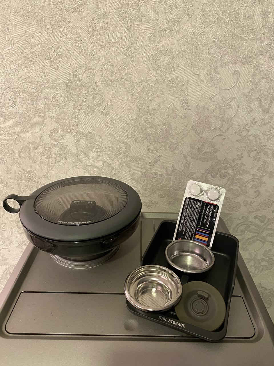 ☕ للبيع ماكينة Sage The Oracle الأصلية – استخدام خفيف جداً
📌 الاسم الكامل:
Sage The Oracle Espresso Machine

ماكينة قهوة من أعلى فئة Sage، تعتبر من أقوى الأجهزة المنزلية شبه التجارية وتقدم جودة مقاهي بكل سهولة.

⸻

✨ الحالة:

✅ استخدام خفيف جداً
✅ نظافة 98% كأنها جديدة
✅ تعمل بكفاءة 100% بدون أي مشاكل
✅ تنظيف و تعقيم جاهز لاستخدام فورا

⸻

📦 الملحقات (كاملة + إضافات):

✔ Knock Box (نوك بوكس للتفريغ)
✔ مواد تنظيف خاصة بالجهاز
✔ إبريق تبخير الحليب
✔ بورتافلتر + سلات متعددة
✔ أدوات العناية والتنظيف

⸻

🔥 مواصفات Sage Oracle بالتفصيل:

✅ نظام Double Boiler (دبل بويلر)

الجهاز يحتوي على غلايتين منفصلتين:
 • واحدة لاستخراج الإسبريسو
 • واحدة للبخار وتبخير الحليب

📌 يعني تقدر تسوي قهوة وتبخر بنفس الوقت بدون انتظار.

⸻

✅ طاحونة مدمجة احترافية

طاحونة داخلية قوية مع:
 • طحن مباشر للبن
 • درجات طحن متعددة ودقيقة جداً

⸻

✅ توزيع وكبس أوتوماتيكي (Auto Grind + Tamp)

من أهم مميزات الـ Oracle:

✔ طحن تلقائي داخل البورتافلتر
✔ توزيع منتظم للبن
✔ كبس أوتوماتيكي كامل

يعني نفس جودة الكافيه بدون تعب أو خبرة كبيرة.

⸻

✅ بورتافلتر احترافي قياس 58mm

الجهاز يأتي مع Portafilter مقاس 58mm
📌 نفس القياس المستخدم في الأجهزة التجارية داخل المقاهي.

⸻

✅ تحكمات كاملة عبر 3 شاشات

الجهاز مزود بـ 3 شاشات تحكم لسهولة الضبط:

📍 شاشة إعداد الطحن والجرعة
📍 شاشة إعداد الاستخلاص والحرارة
📍 شاشة إعداد البخار والحليب

كل شيء قابل للتخصيص بدقة عالية.

⸻

✅ تحكم دقيق بدرجة الحرارة (PID Control)

يحافظ على ثبات حرارة الاستخلاص
لأفضل طعم وجودة Espresso ثابتة.

⸻

✅ عصا بخار قوية Microfoam

تبخير احترافي جداً لعمل:
 • كابتشينو
 • لاتيه
 • فلات وايت

مع رغوة ناعمة مثل المقاهي.

⸻

✅ مشروبات متعددة

☕ Espresso
☕ Long Black
💧 Hot Water
🥛 Milk Drinks

⸻
‼️راسل الصفحه لاجراء عمليه الشراء


**إذا كنت صاحب هذا الإعلان وتريد حذفه لأي سبب، رجاءا أرسل رسالة إلى الدعم الفني**