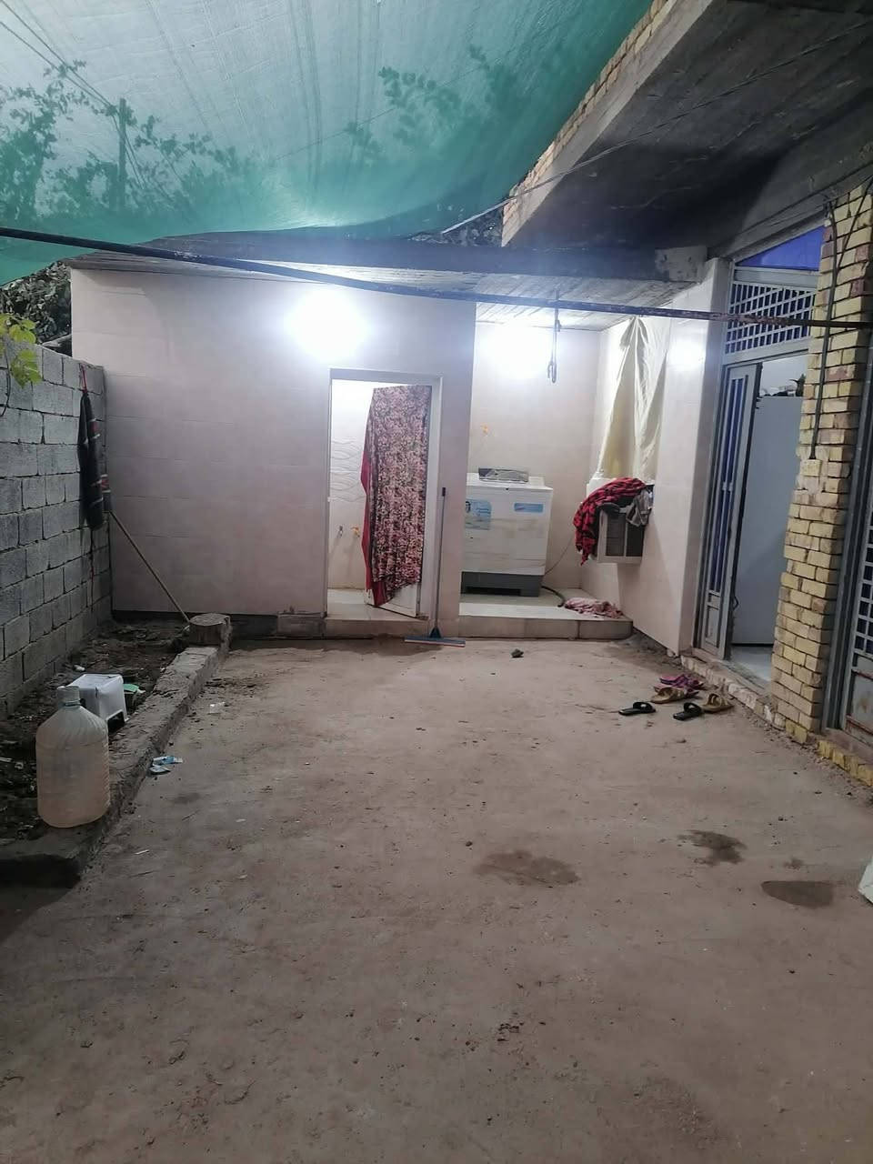 دار للبيع مع مشتمل هيكل
المساحة ٤٠٠م
ال عواد الرعده قريب البزل
تبليط ماء كهرباء
التفاصيل
استقبال ١١*٤/٥
هول ٥*٥
غرفتين نوم ٤*٧
مطبخ ٤*٦
صاله ٦*١٠
طارمه وصحيات داخليه وخارجيه
تفاصيل أخرى الاتصال على الزقم
***********
