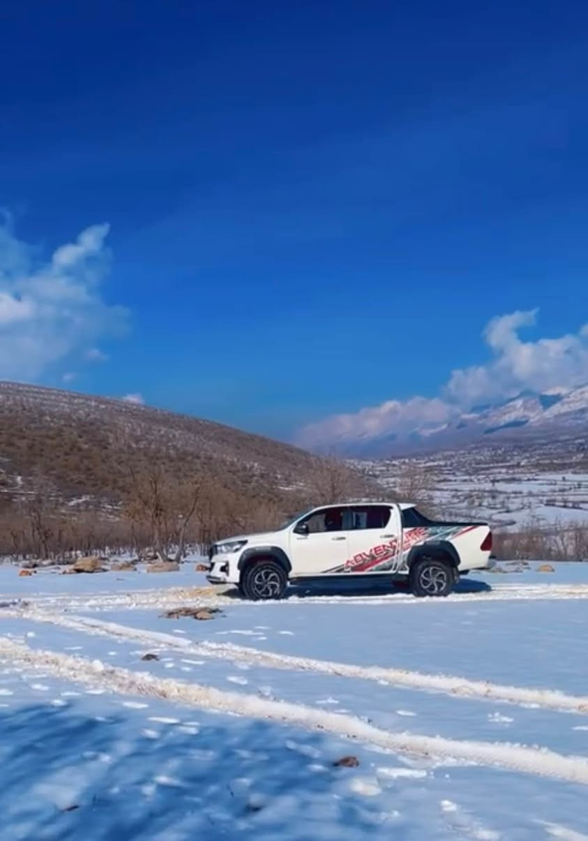 هايلؤكس ٢٠١٦
توئته هالؤكس  ٢٠١٦ پارچه ره ش ره قه م شانسى كؤسه ره ى لى دراوه نوى ناكريته وه  
سه ياره كه كراوه ته  شكلى كراوه ته ٢٠٢١ ى ٦ پستؤن  گيروو مه كينه ى برغى  لى بانه دراوه   ده بل اكسل و هه موو گيانى به شه رته تايه ى نوئيه
 *********** سوران, أربيل
