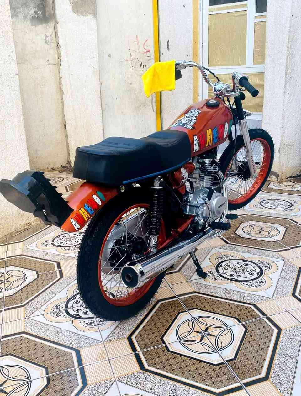 سلام عليكم دراجه للبيع تعمير جديد مكينه انتنس شاصي (كلك كلك) غراضه كلها اصليه من التاير للتاير دراجه حلوه ومتعوب عليه كلش وما طالعه قليل نايمه بالبيت السعر خاص مكان ناصريه قضاء الغراف + متواجد خاص+رقمي *********** ( بدون فكريات شراي بيك خير وتدلل مو شراي لاتراسل) وسلامتكم🙋🏻‍♂️
