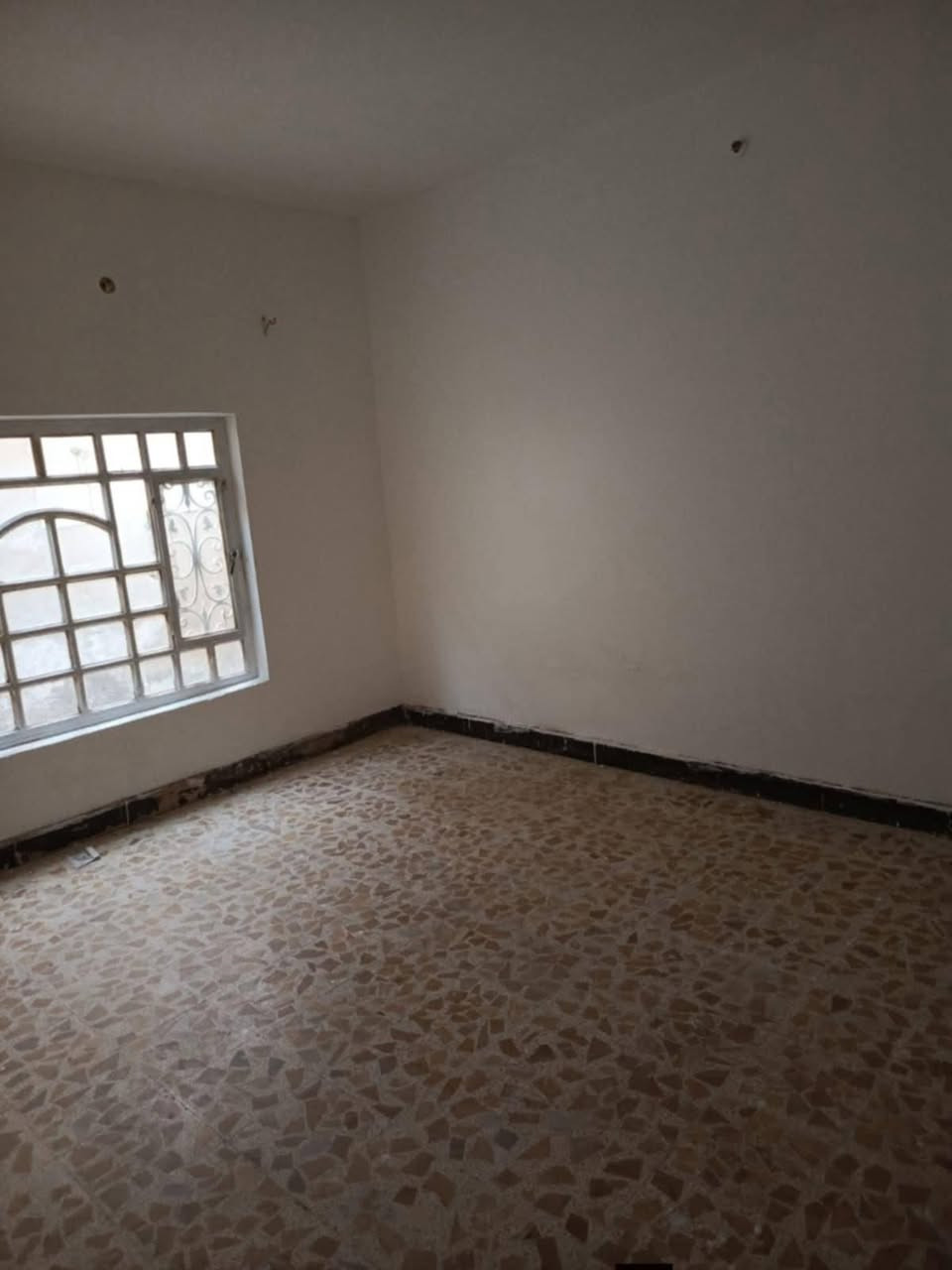 دار سكني #للايجار

موقعه #حي_الضباط_الثانيه
شارع ااوكفه مقابل مطعم اربيل

يحتوي الطابق الاول علئ غرفه نوم وصاله ومطبخ وصحيات واستقبال وطارمه كبيره
يحتوي الطابق الثاني علئ غرفه نوم

 #للاستفسار اكثر 
#واتساب_اتصال_***********
أو مراجعه مكتب السند للعقار الكائن في الجزائر شارع المطاعم مقابل مدارس التفوق الاهليه
