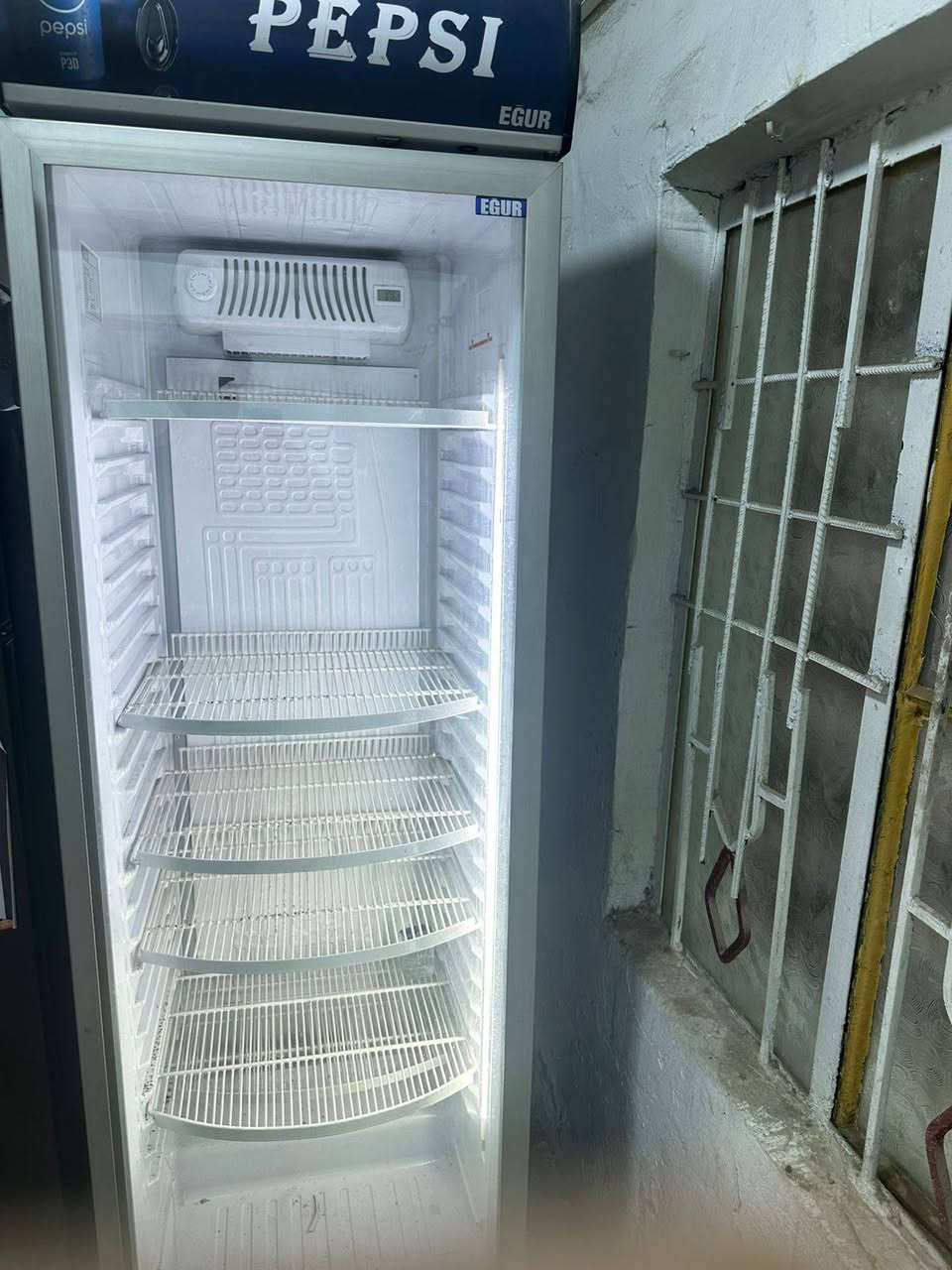 للبيع ميوزه مكتب وكراسي كبار وصغار
