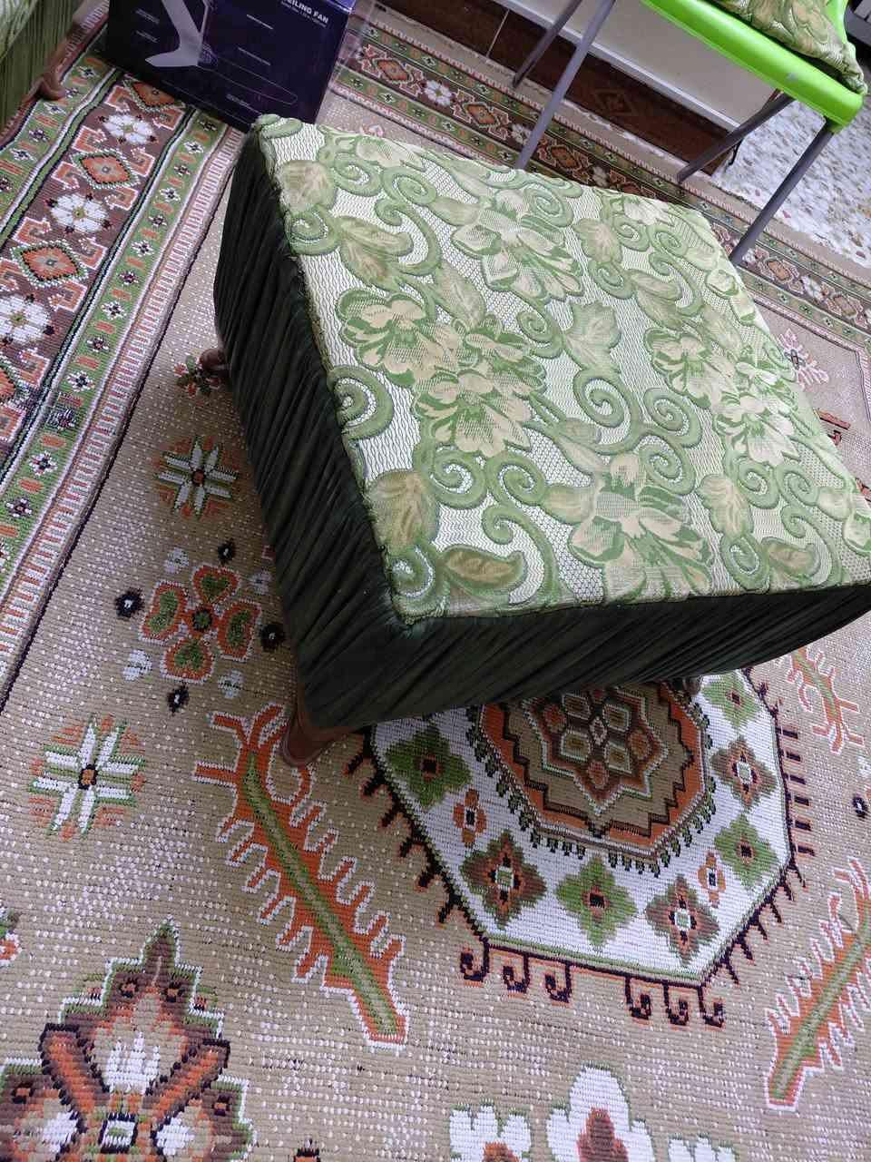 السلام عليكم متوفر تخم للبيع ٦ مقاعد زاويه + طابوريه + كوشات امانه الله التخم جديد  وسعره ١٥٠ والي يحب يستفسر عنه ويشوفه يتفضل عل الرقم  ***********
