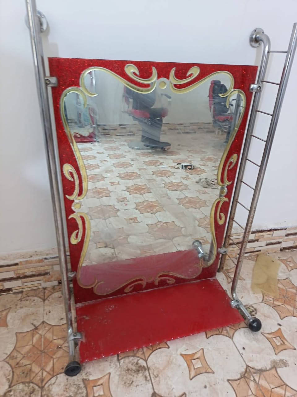 سلام عليكم اخوان اثنين كراسي مع مري اثنين سعر ٢٠٠ ألف نهائي اكو عندي ميز غير تصميم ***********
