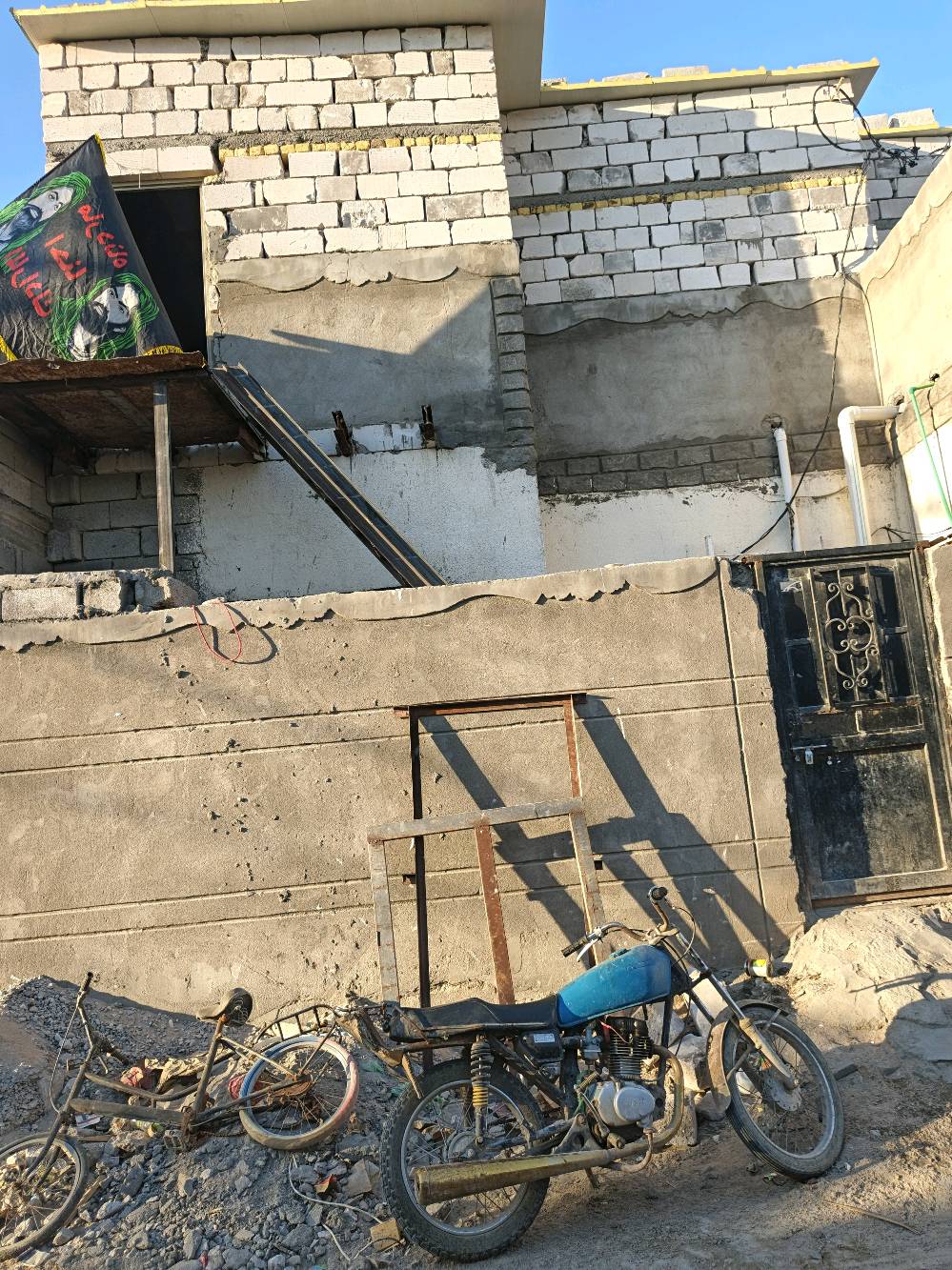دار سكن  في ابو الخصيب العوجه شارع المقيمين خلف اسواق لؤلؤ سنتر مباشرتاا مساحه 100متر طابقين يتكون الطابق لاول من غرفتين وصاله ومطبخ وحمامات داخليه وخارجيه وديوان والطابق الثاني غرفتين وصاله كبيره مع مشتملات ومطبخ زائد مساحه 20متر تغريبن تصلح غرفه  الشعر 70وبي مجال الطابق الثاني بحاجه اله سقف ثانوي وسيراميك علمن البيت ساكنين بي للاستفسار ***********