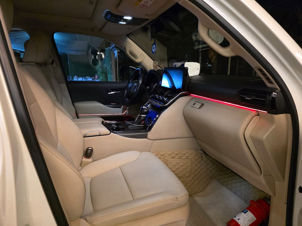 السلام عليكم للبيع لاندكروز  VX ابريم اصلي
ماشيه 70  الف كيلو. كفاله عامة ماعده الرصعتين بل باب خلف السائق موضح بل صوره  السعر 625 $ 
***********
