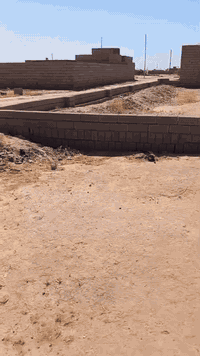 سلام عليكم قطع أرض للبيع 3قطع
حي الفرسان قرب القواس
القطعه مساحه 200متر
كدامها شارع ورها شارع 
ماء +كهرباء واصل 
التواصل ***********
‭0781 779 2387
