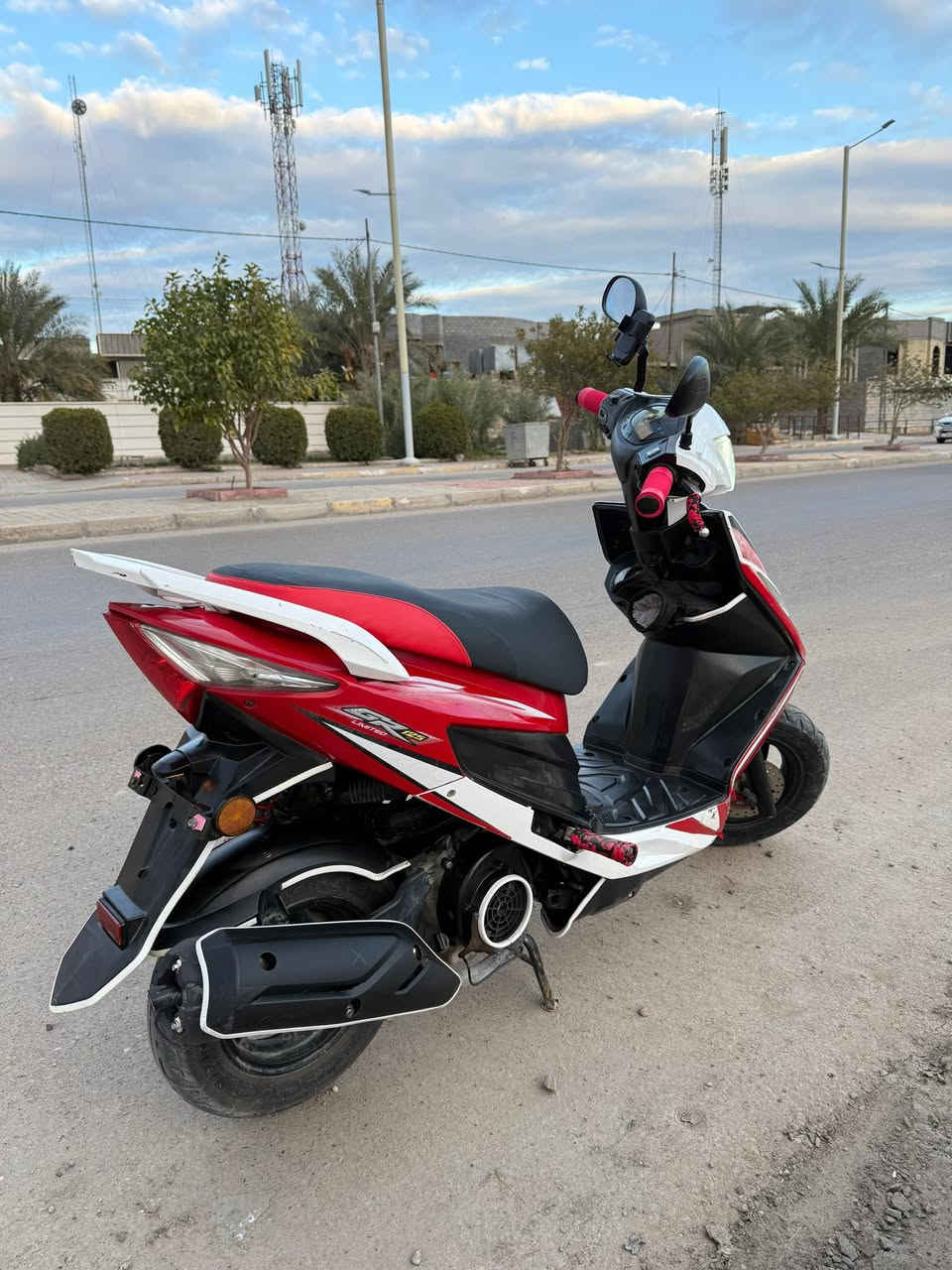 دراجة سايم نحله للبيع الدراجة مسجلة بيها سنوية باقيه ع استلام اللوحات بس تحول تستلمهن الدراجة نظيفه ومحرك نظيف ومكفول وكشر نظيف دبلات جديدة كهربائيات كلها شغاله لايت زنون اشاير كله شغاله الدراجة موديل 2019 GR سعر الدراجة مليون و 50 للتواصل ***********
