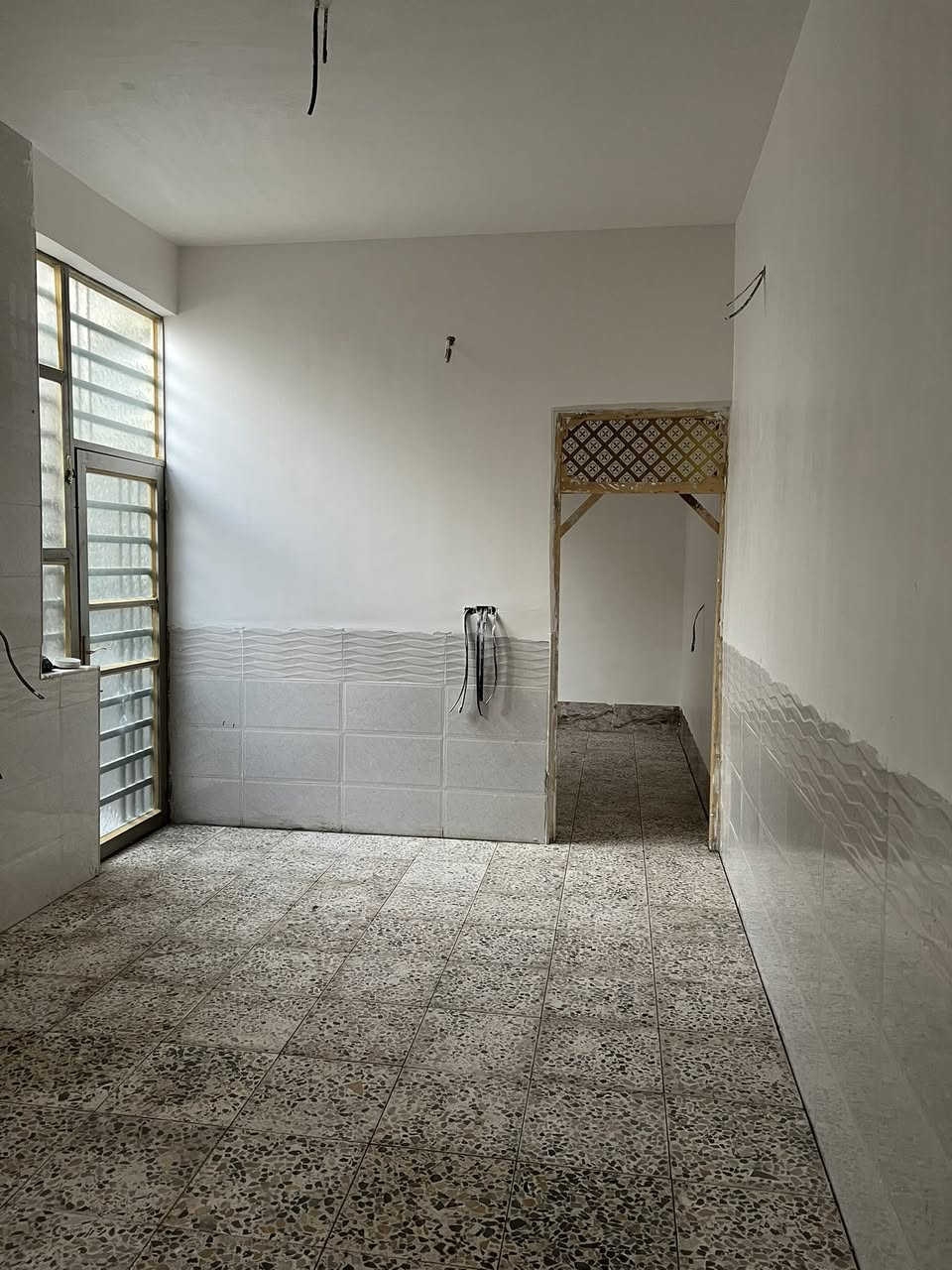 بيت ميت متر عل ساحه قريب عل مدرسه الورديه السعر 85 وبي مجال اليحب ينتصل عل رقم ***********
