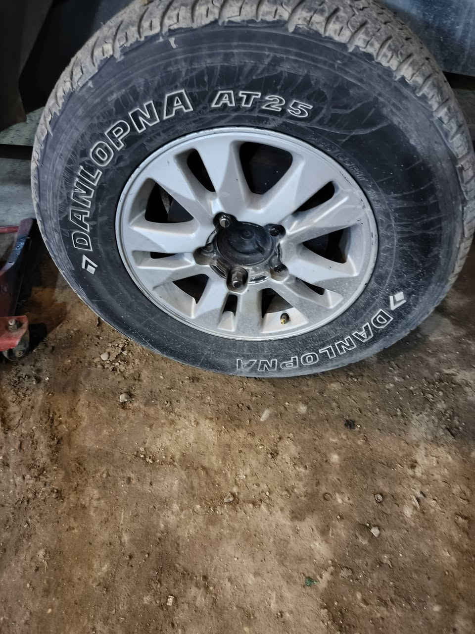 السلام عليكم
تخم ويل كب +تايرات للبيع 
نضيفات كلش 
مكاني بغداد
هاتف ***********
