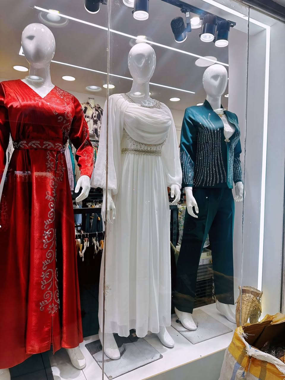 فستان عقد ومناسبات 
اخذته ب١٦٦
سعر البيع ٦٠ 
اخذته و طلع جبير عليا و مَ يقبلون يرجعوه 
يلبس قياس ٤٤ و ٤٦ و ٤٨


**إذا كنت صاحب هذا الإعلان وتريد حذفه لأي سبب، رجاءا أرسل رسالة إلى الدعم الفني**