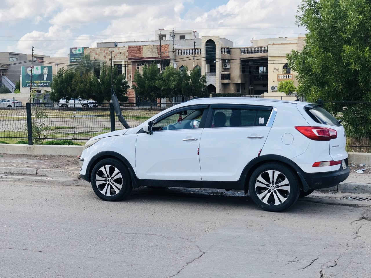 كيا سبورتج ٢٠١٤ (خليييجي) فول عدا البصمه
رقم بغداد بأسمي
 مكينة ٢٠٠٠ دووش لا تنقيص ولا تبخير مكفوله وكير مكفول صدر وتايرات جدد تبريد ثلج ❄️ 
السياره مكفولة من الحادث بس وكعت عليه قمرية مكفولة من الگلبة والچفية والسونار مرفق بالمنشور  بدون دواخل مكفولة شواصي ولغود مكفولات ماشيه ١٥٧ الف كيلو
پانوراما طكتين
اشاير بالمري
تحكم ستيرن
مري شفط
حساسات بلادي
كامرة دوارة
ويل كب فراشة
السيارة جاهزة وعليه ادامة كامله
مكاني بغداد الكرخ
السعر ١٢٠$
***********   وبي واتساب
