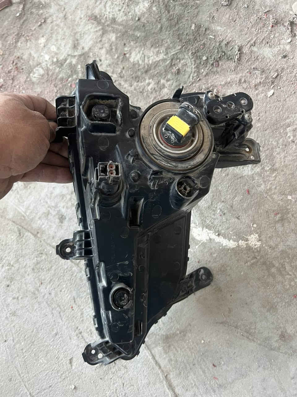 السلام عليكم
من رخصة الادمن 

بلاجكتور سنتافي سبورت اصلي تفصيخ لد شغال طرف السايق (R) للبيع 
السعر 75 الف 
المكان النجف 
***********  بي واتساب
