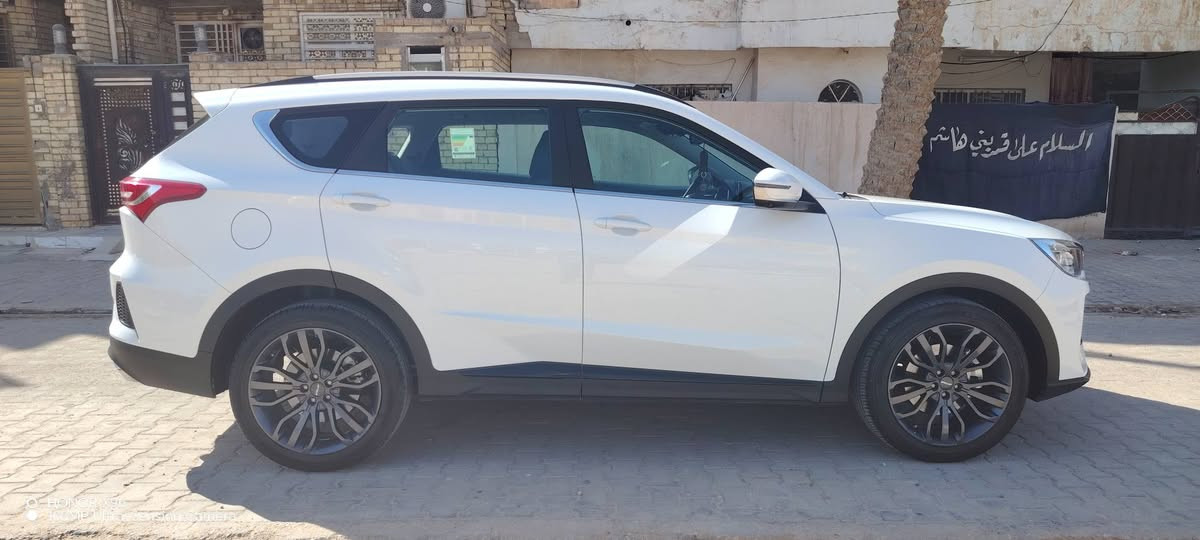 ⁨ جيتور X70 1.5L Luxury
‎الموديل: 2026 (خليجي)
‎العداد: 13000 كيلو متر
‎المحرك: 4 أسطوانات L1.5تيربو 156 حصان حقن م
‎ناقل الحركة: اوتوماتيكي دبل كلاتش من 6 سرعات
‎استهلاك الوقود: 7.8 لتر لكل 100 كم
‎الضمان الأساسي: 5 سنوات او 150,000 كم 
‎ضمان المحرك: 10 سنوات او 1،000،000 كم (أيهما اولا 

‎المواصفات 
‎* إطارات قياس 20 إنچ
‎* فتحة سقف بانوراما 
‎* الصندوق الكهربائي 
‎* مثبت سرعة 
‎* كاميرات 360 للرؤية المحيطية
‎*حساسات امامية وخلفية
‎ * شاشة عرض ترفيهية قياس 12.3 انج 
‎*شاشة عرض معلومات القيادة قياس 10.2 انج
‎*نظام صوتي من 8سماعات عالية الجودة
‎* نظام أبل كاربلاي وأندرويد أوتو لاسلكي
‎* شاحن هاتف لاسلكي سريع
‎*مقصورة الركاب من الجلد الفاخر 
‎*مقعد السائق كهربائي
‎*عدد صفوف المقاعد 3 (7 ركاب) 
‎*مصابيح أمامية و خلفية أوتوماتيكية ليد LED مع مصابيح نهارية
‎* المرايا الخارجية كهربائية و مدفئة مع خاصية التعتيم التلقائي
‎*ماسحات الزجاج الأمامي مع حساس للمطر
‎* دخول ذكي (بصمة) 
‎* خاصية إغلاق النوافذ وفتحة السقف عن بعد
‎*فلتر تنقية الهواء (N95)
‎*مسند الذراع الوسطي مع ثلاجة
‎ *انماط قيادة متعددة 
‎* وسائد هوائية امامية وجانبية
‎*نظام الفرامل اليديوية الأوتوماتيكي (Autohold)
‎*نظام التحكم بنزول المنحدرات
‎* نظام المساعدة لصعود المرتفعات
‎*نظام مراقية ضغط الاطارات
‎*نظام المكابح المانعة للانغلاق ABS
‎*نظام التحكم بالثبات ESC

السعر المطلوب: 165ورقه
والسعر قابل للتفاوض بالمعقول بعد المعاينة.
للاستفسار والمشاهدة يرجى التواصل على الخاص أو الاتصال***********
مكاني في كربلاء
