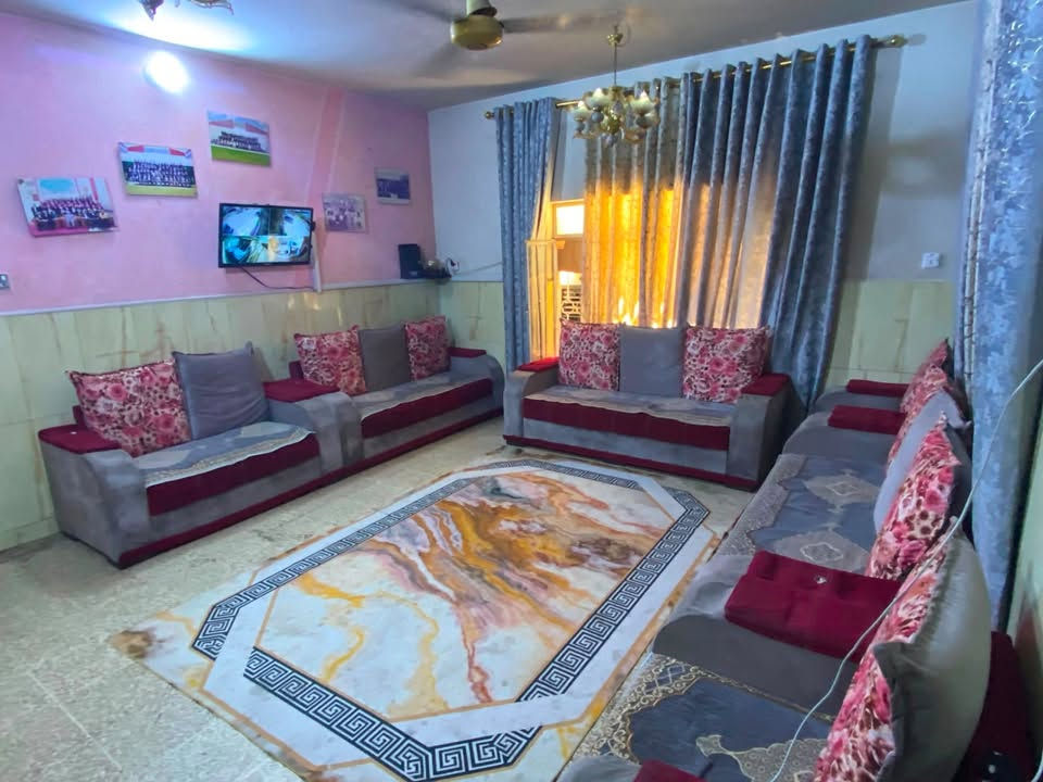 السلام عليكم ورحمة الله وبركاته. مكلف بالنشر. تخم قنفات ونص ١٣ مقعد  ( للبيع) في حالة متوسطة السعر ٢٢٥ الف. بغداد. حي العامل. للتواصل هاتف وفيه واتس. ***********
