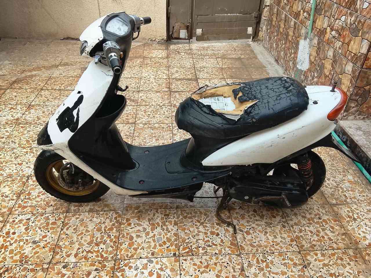 السلام عليكم دراجه عصفوري للبيع الدراجه قبل 3ايام من مجفتينهه الدراجه كلش حلوه دبلات جدد كابريته جديده تايرات جدد مانقصه شي حلوه الدراجه يرادله ترتيب بسيط السعر 200وبيه مجال قليل رقم الهاتف ***********
