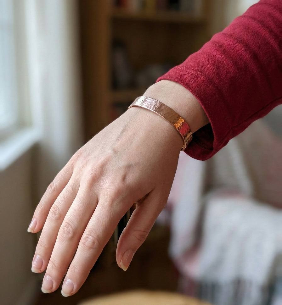 🌹اجمل هدية ممكن يستفيد منها الاحباب🌹
( السوار النحاسي النقي)
متوفر السوار النحاسي ( البيور) الصناعة اليدوية المهرم وحسب القياس وبدون اي نقش او كتابة السوار يساعد في التخلص من القلق والتوتر وتفريغ الشحنات السالبه من الجسم المسببة لالتهاب والم المفاصل والخدر والتنيمل في الاطراف مفيد جدا للطلاب وكبار السن ومستخدمي الهاتف النقال والكمبيوتر بشكل دائم ويعزز الطاقة والنشاط العام للجنسين ويساهم في تحسين المزاج والشعور بالسعادة 
وبسعر 15 الف والتوصيل مجاني او قطعتين بـ25 الف والتوصيل مجاني لكل محافظات العراق نقبل الدفع الالكتروني
للطلب ارسل قياس المعصم بالسنتمتر على المسنجر او الواتساب مع العنوان ورقم الهاتف الى الرقم ***********
