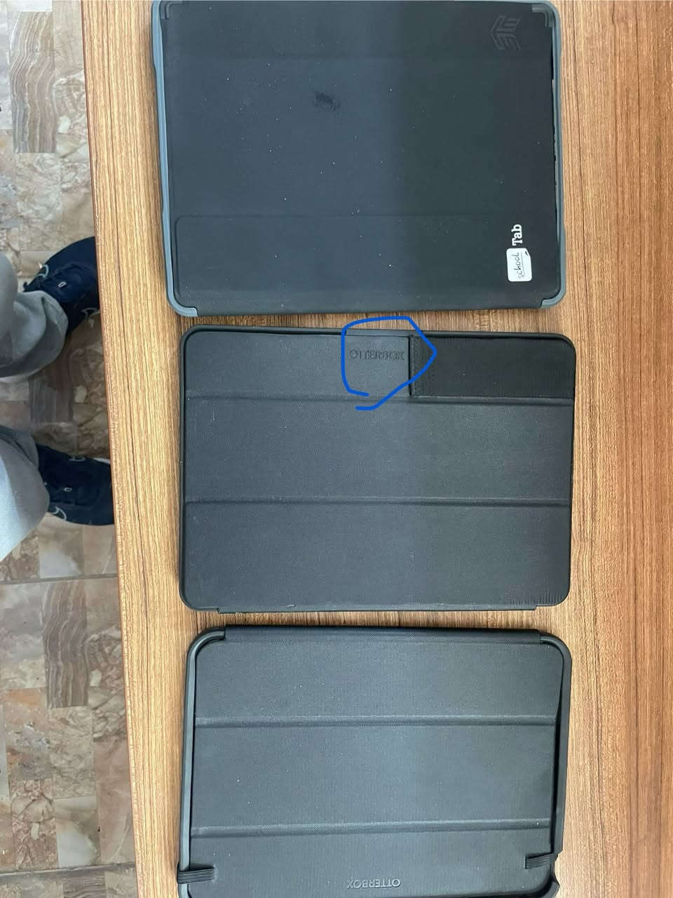 حافظات أبل أوتربوكس لأجهزة آيباد، متوفرة بثلاثة أنواع لأجهزة آيباد 7 و8 و9. سعر الحافظة الواحدة 4.50 يورو. لديّ ما بين 400 و500 حافظة مستعملة وجديدة.
Whatsap ***********
