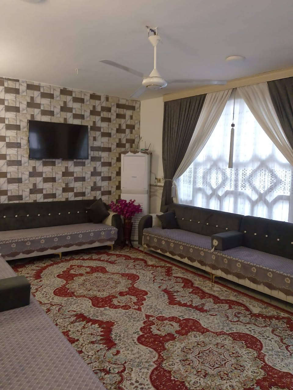 سلام عليكم
دار للبيع مساحه البيت 150متر مربع  طابق واحد
غرفه نوم عدد2
استقبال 
صاله 
مطبخ 
حمام داخلي 
صحيات خارجي واحد 
طرمه  حواس حي العباس رابع فرع عل يسرا
يرجا الاستفسار ولاتصال ***********

مكلف بالنشر
