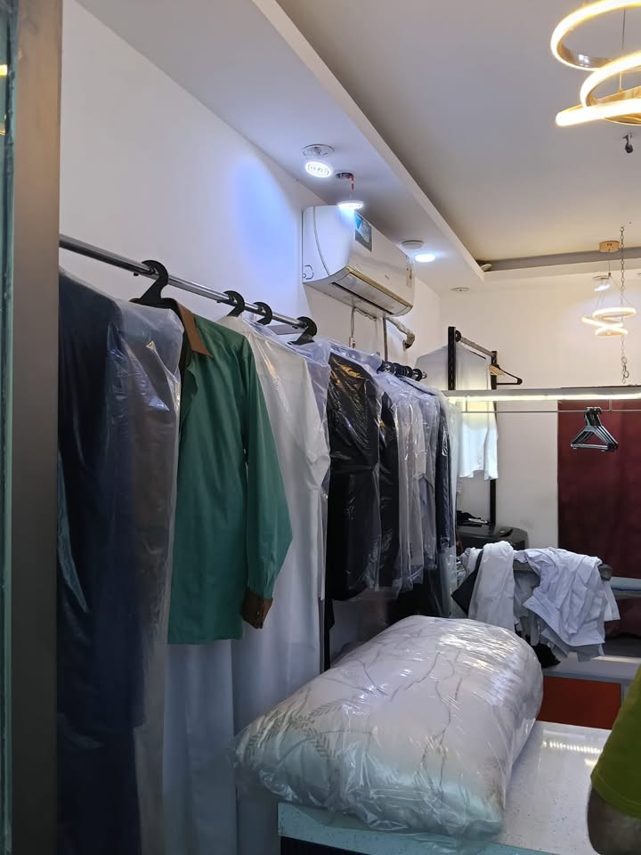 مكوئ لوندري المحل يتكون من غسالات ثنين كبار اوتوماتيك +جفافه +وهوه الكوي ورفوف وميز دخوليه محل نزال المحل 8متر العرض 3 ايجار المحل 450 كهرباء خصخصه ….عنوان المحل بغداد القادسيه شارع السكه. الاتصال عالرقم فقط (***********)
