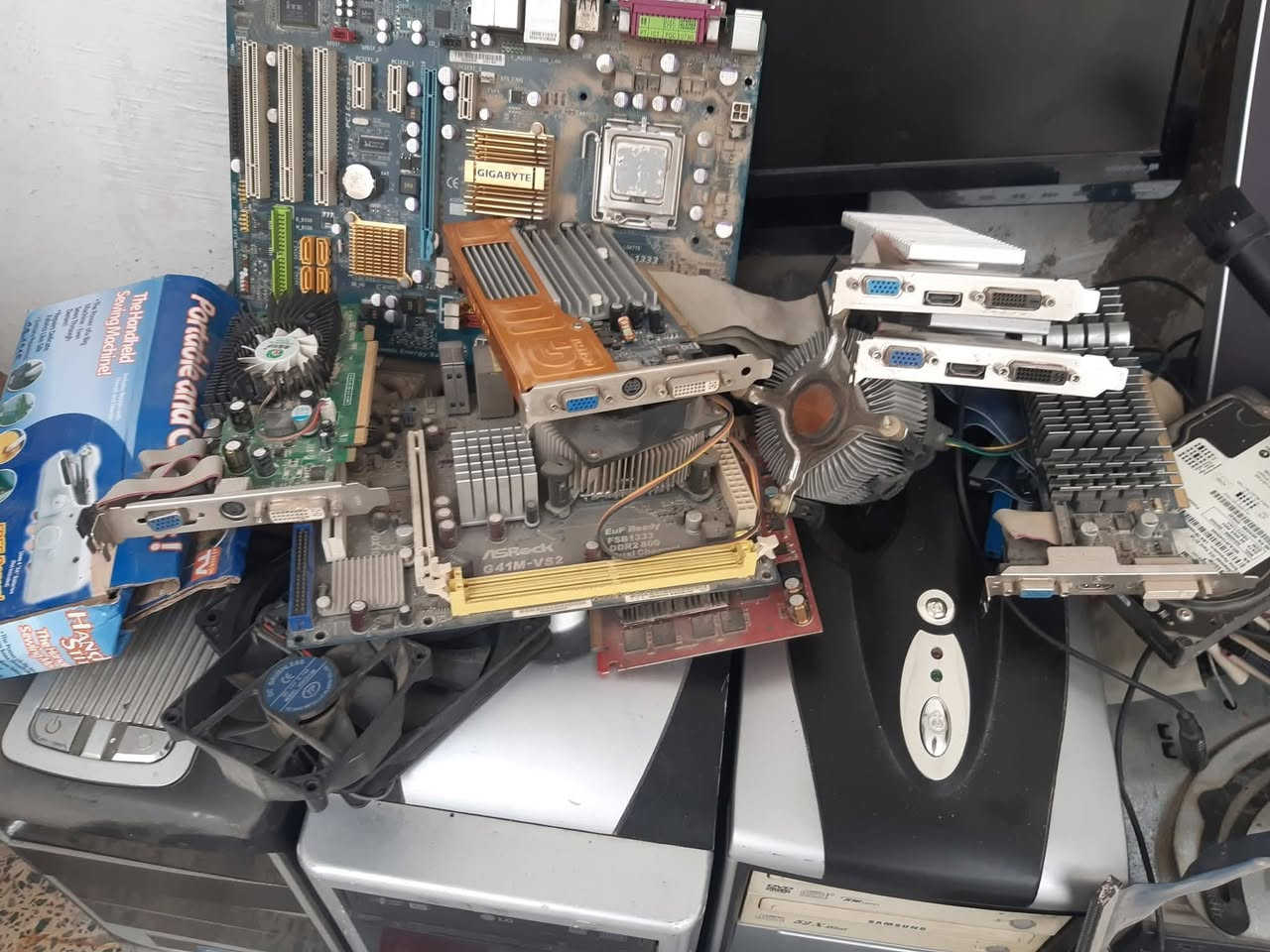 مجموعة حاسبات دسك توب مع مجموعة هاردات داته وساتا مع بوردات حاسبات مع شاشات  مع كارتات شاشة متنوعه مع ستلايتات جديدة غير مستخدمه مع سبيكرات حاسبة  مع بلورات هواء ابيع هل الموجود بيهن اليشتغل وبيهن الميشتغل وبيهن الي مفاحصهن اصلا ابيع شلع كلهن بيعه وحده الي يفيدنه يراسلني  ويدلل موجودات بالنجف  هاي صورهن 👇


**إذا كنت صاحب هذا الإعلان وتريد حذفه لأي سبب، رجاءا أرسل رسالة إلى الدعم الفني**