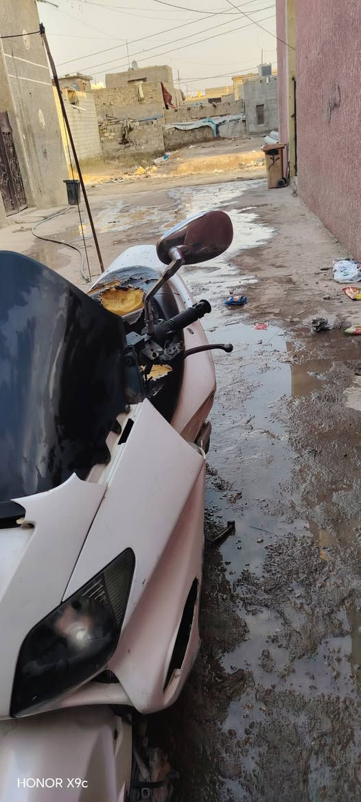 دراجه للبيع فورزا 06 مقفوله كهربائياتها المكينه بها تبخير خفيف كفراته تعبانه وبيهاه 300 وبها مجال عنوان بغداد***********
