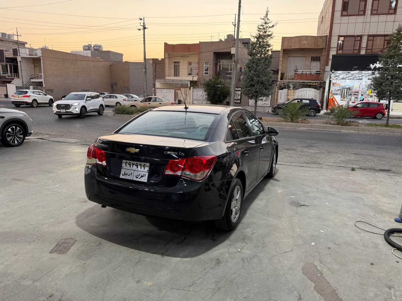 شوفرلیت کروز مۆدیل ٢٠١٢ مەکینە بیلادی گیر مەکینە بی عەیب نەکراوە چوار تایە و ویلی نوی داخلی زۆر خاوین حیزام سبوغ لەسەر ساغەی کرایە لۆ جوانی بی دەعم و لیدران پیش و پشت و تەنیشت هەموی کەپس  سعری ٥٥ مەجالیکی کەم ژ.م*********** أربيل, العراق
