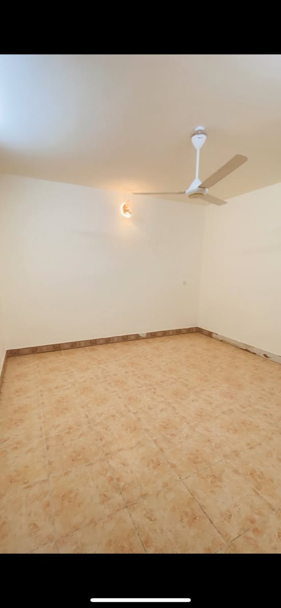 � بيت للإيجار – حي البنوك / النداوي
طابق ثناني وثالث 

يتكون من:

✔ غرفتين نوم

✔ صالة

✔ مطبخ مجهز

✔ صحيات 

السعر 600 وبي مجال 

ملاحضه البيت ترميم جديد 
  
📞 للاستفسار:  ***********
