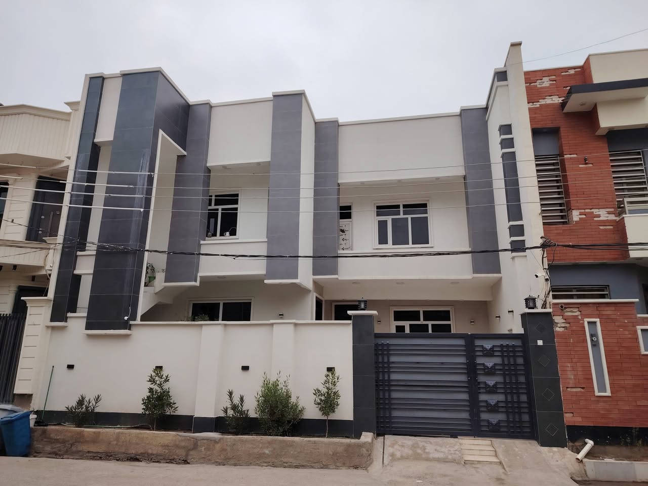 دار للبيع مساحه 200 متر بناء حديث في بعقوبة الفلاحة مقابيل نقابه المعلمين يبعد عن الكورنيش 50متر شغل درجه اولى واجهة 11 متر ونزار 18 طابو زراعي سند 25 عندي وكالة ومكاتبه من الصاحب الأصلي مع قرار قاضي أيضا الطابق الأول استقبال وصاله ومطبخ وغرفتين نوم وصحيات مع كراج سياره وحديقة والطابق الثاني 3غرف نوم وصاله وصحيات للاستفسار *********** واتساب
