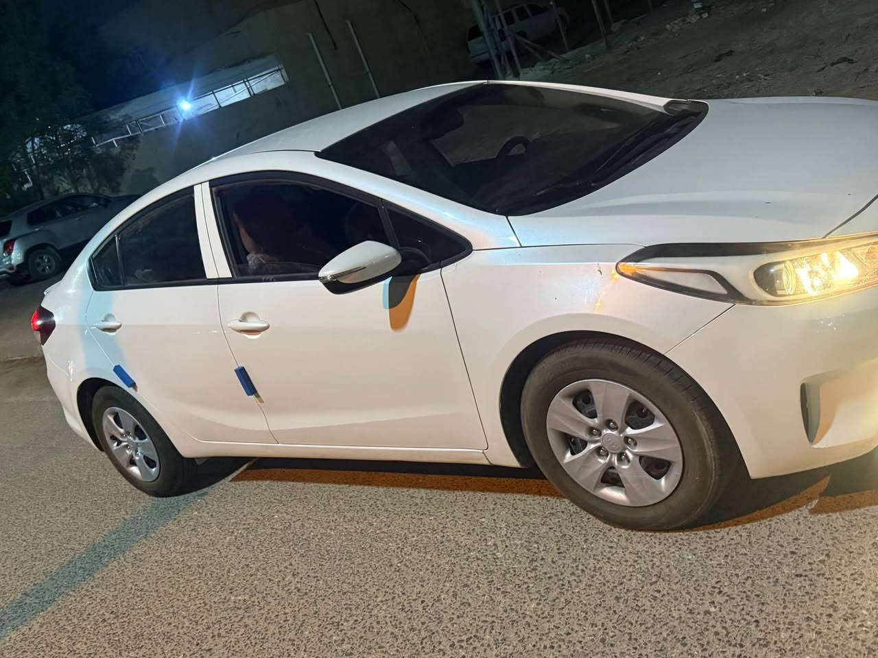 سيراتو 2018 خليجي كفاله
ضربة وصبغ وتبديل 
ما عدى بارد على صندوق 
كير محرك كفاله 
تبريد خير من الله 
حدادية شوية 
محرك 1600 كفاله ما مفتوح 
تخم تاير 
سياره نظيفه ماشية 146
رقم اربيل جديد 
تريد وكاله او تحويل 
سعرها 133 بيها مجال للشراي 
*********** البصرة, العراق
