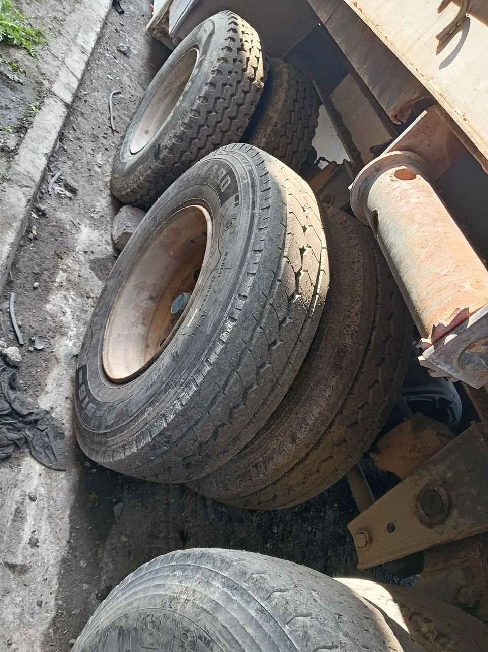 سلام عليكم عربانه البيع الطول 12اوربع ثلاث محاور سكانيه اربع زواج تايات جدد وادنكير الثاثل نص عمره شاصيه شرط كهربايات شغاله بريكات هوه كله كامله السعر 80وبيها مجال  *********** /\/\ ***********
