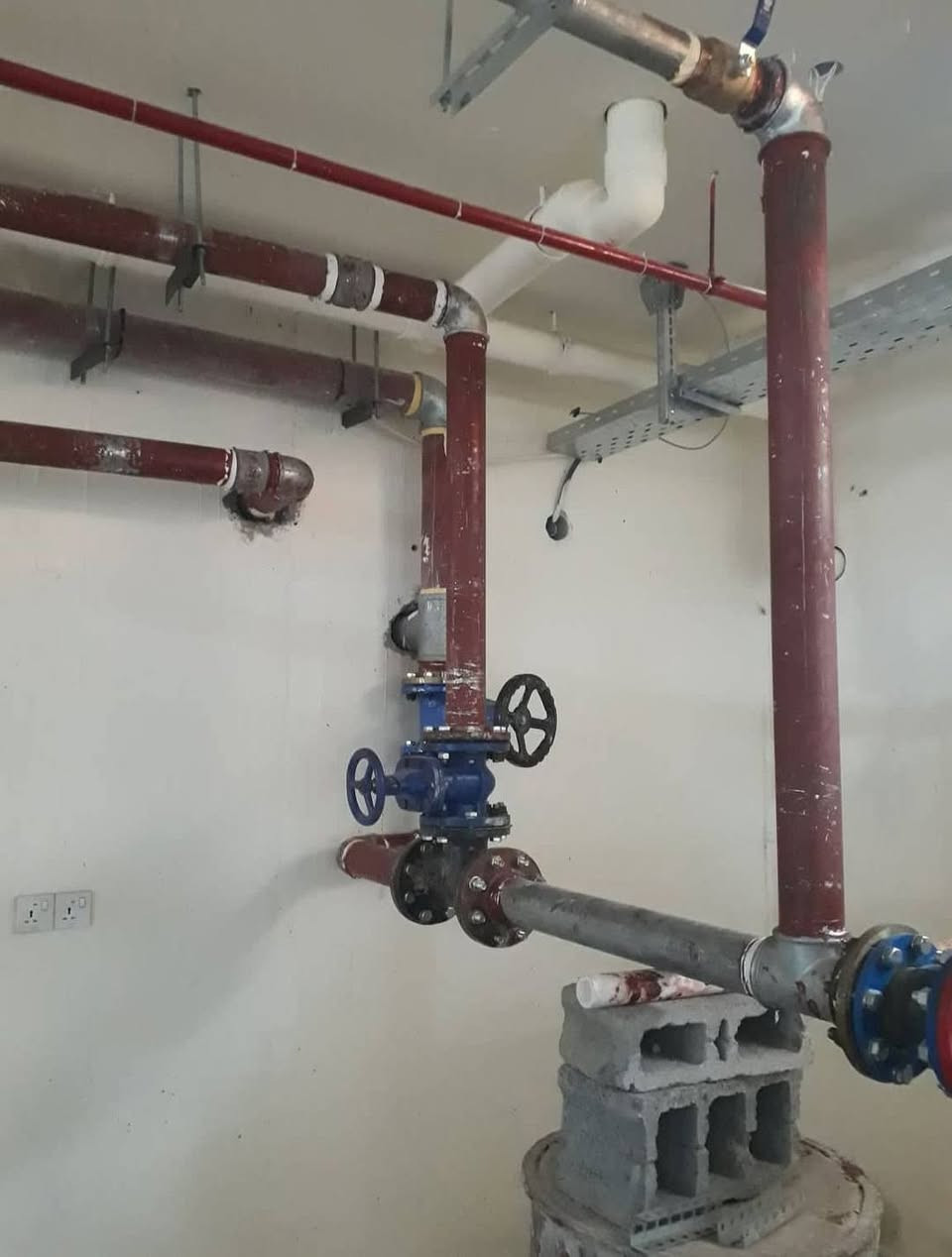 بفضل الله 
كادر سيف  يواصل بصماته الذهبية في مجال السلامة
*********** 
مدير التنفيذي المهندس ابو يوسف ومنظومات الإطفاء 👷‍♂️💪، حيث أنجز مؤخراً منظومة إطفاء حديثة في عمارتين 🏢🏢، بعمل متقن يليق بخبرتهم الكبيرة.

المنظومة تتكون من 8 بوكسات حريق 🔥 موزعة بشكل مدروس لتغطية كامل المباني، بالإضافة إلى مضخة متطورة عالية القوة 💧⚡ قادرة على توفير ضغط مائي مثالي في لحظات الطوارئ 🚨.

📌 المنظومة إماراتية المنشأ 🇦🇪، معروفة بمواصفاتها المتقدمة، كفاءتها العالية، مضخة حريق 100 جالون في الدقيقة بمحرك كهربائي / ديزل متعدد المراحل 🛢️

🔧 عملية التركيب لم تكن عادية، بل تمت على أيدي كادر عالي الخبرة استخدم أحدث الأجهزة والتقنيات العالمية 🌍✨، ما جعل التنفيذ دقيق وسلس وبجودة تضاهي المشاريع الكبرى.
