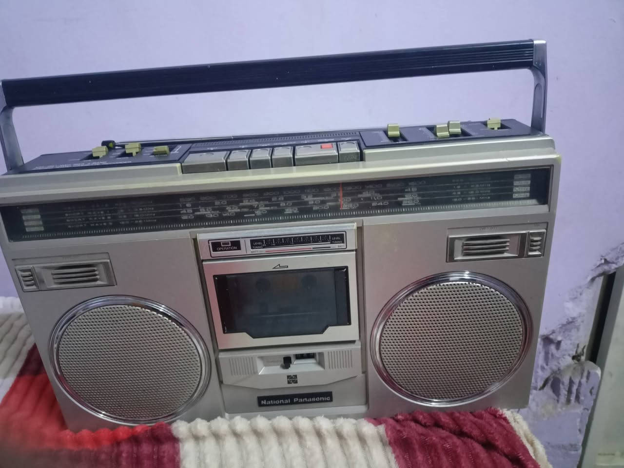 السلام عليكم راديو ومسجل ناشيونال باناسونيك نظيف كلو شغال راديو اربع موجات واواكس صوت ونقاوه للاستفسار ***********
