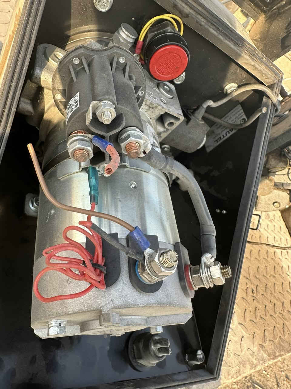 متوفر ماطورات هيدروليك 24Vكمية محدود نضافه99/100.                                  

***********
***********
