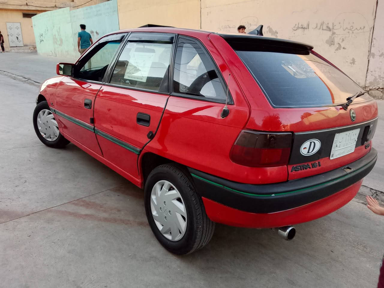السلام عليكم 
استره حجم 16 
سنويه عضم كاربون بنزين بيها 
كير ومحرك شرط كصه 
داخل جديد 
 طخم أمامي وخلفي كلو جديد 
كهربائيات كلها شغاله 
صبغ دواير ودواسات
استفسار 
***********
