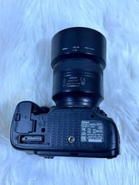 كاميرا نيكون • كاميرا Nikon • Nikon 610 • عدسة 85.1.8 • شاحن كاميرا • ...