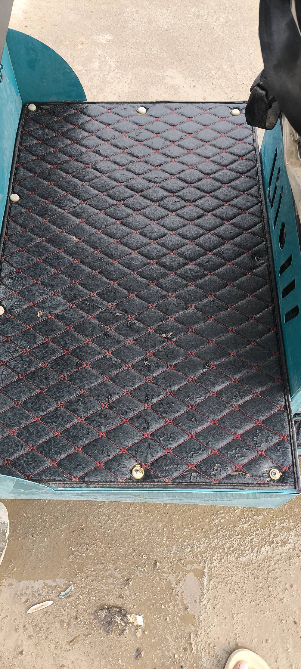 السلام عليكم تكتك بانزين اوراق مشروع وطني وقرصها واصل للمرور للبيع غراضها ستوته 5 گير سرعه 120 موديل 2023 اشتريتها من شركه جديده زيرو غير مستخدمه لكن لغرض الرغبه قررت ابيعها نظيفه جديده اشتريتها ب3مليون و100 ورايدها ب2 و800 استخدامي بس شهر لدراجه وشكلها كما موضح بالصور .
مكانها ذي قار قضاء الغراف