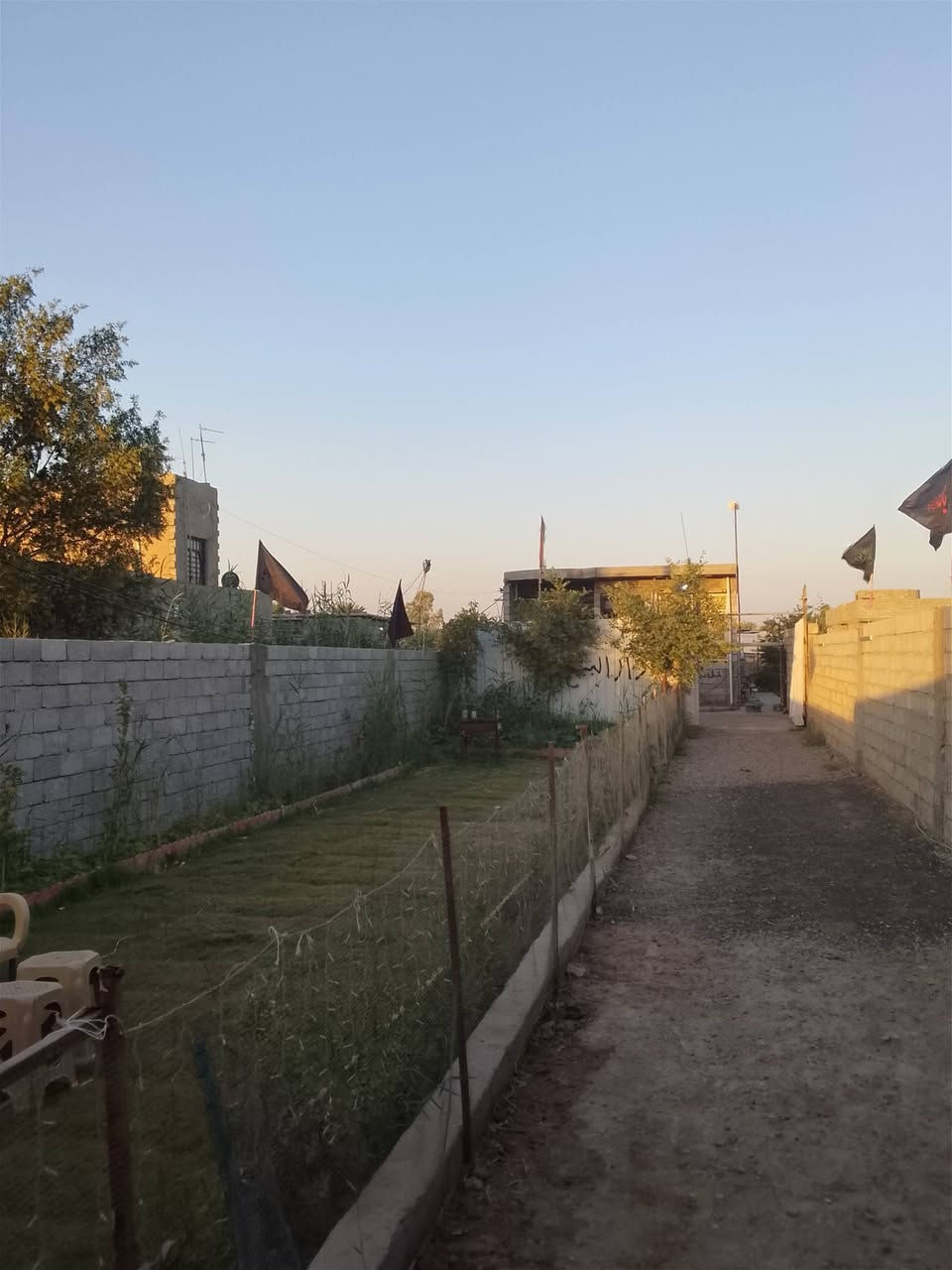 السلام عليكم
دار للبيع المساحه/500/ متر واجه/8 او نص نزال 60/ متر 
يحتوي على استقبال+ مطبخ+ حوالي  وخدمات+ غرفه نوم 
+ حديقه مرتبه. البيت زراعي كامل خدمات ماء كهرباء تبليط بل باب 
العنوان بغداد منطقه الانتصار قرب مرور الحسينيه 
السعر 100/ او بي مجال 
التفاصيل الاتصال على الرقم ***********
