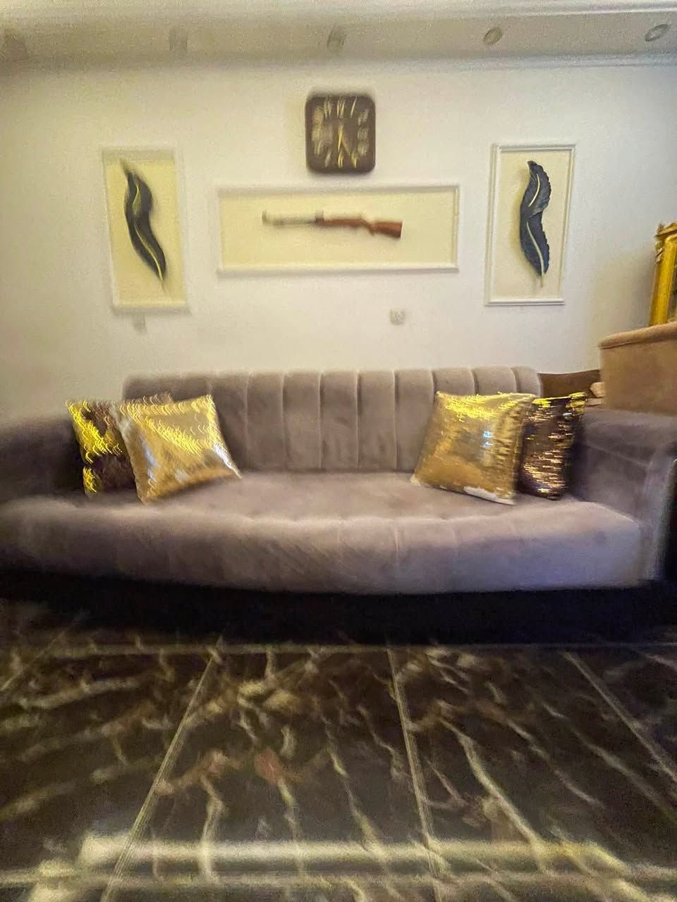 🛋️ قنفة تركية بحالة ممتازة، تصميم عصري وأنيق، قماش مخملي مريح ولون رمادي راقٍ، مناسبة للمجالس وغرف الجلوس.

💰 السعر: 200 (حسب المذكور)
📍 العنوان: بغداد – حي العدل
📞 للاستفسار والتواصل: ***********
