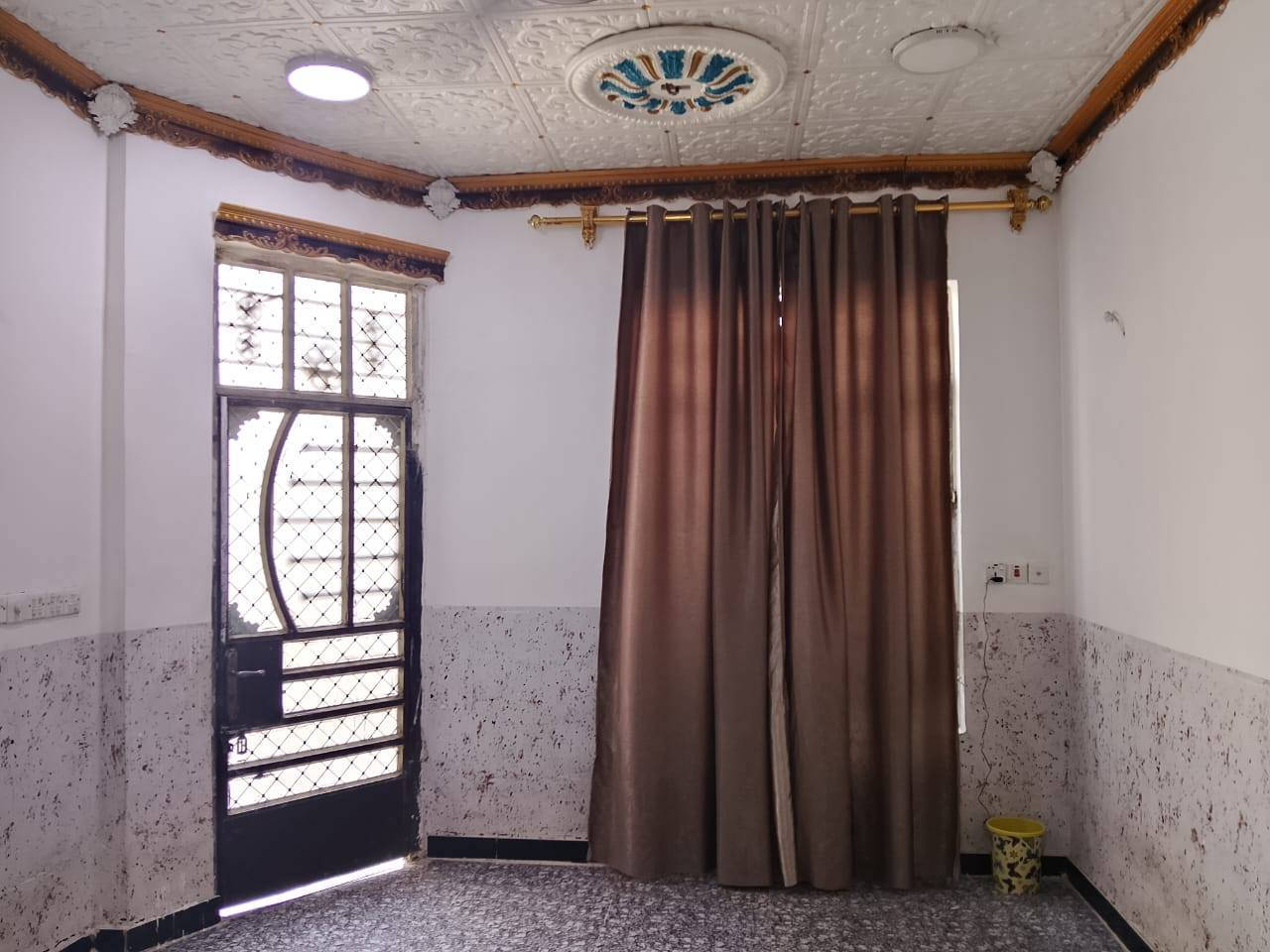 السلام عليكم للبيع بيت حي سكينه صاد عل حي عرار موقع مميز عل تبليط مساحه ٢٥٠ متر بناء حديث السعر مناسب اللاستفسار اتصال *********** ***********
