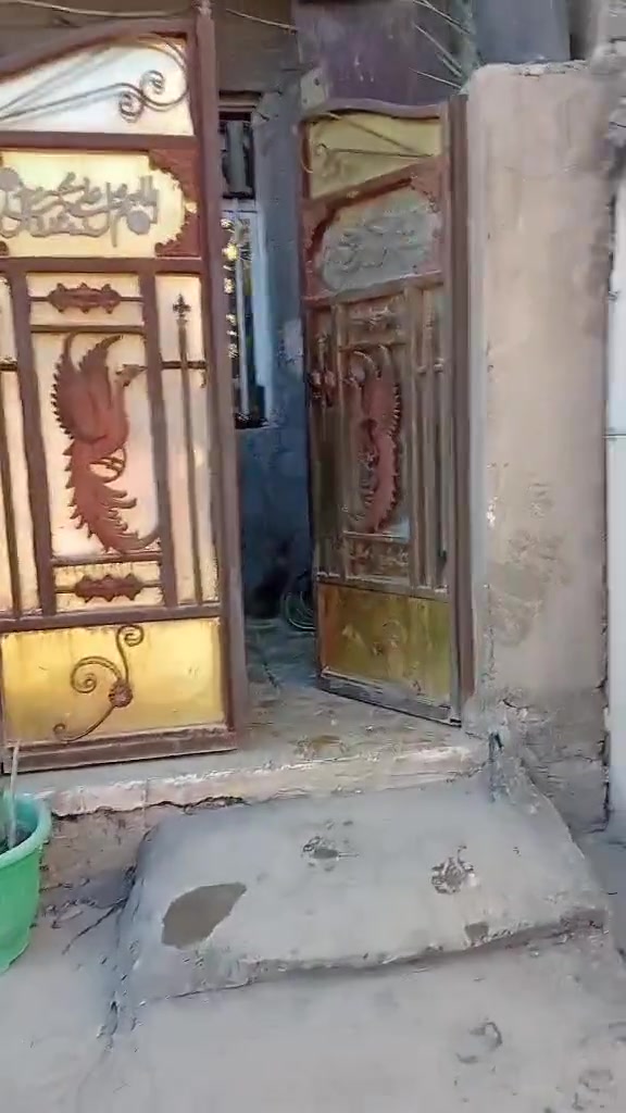 سلام عليكم بيت للبيع مساحه 100 متر مربع الموقع حي طارق القديم فرع الادائره مال المجاري الفرع القبله رابع بيت عن الشارع وباقي التفاصيل موثح بالفيديو رقم الهاتف ***********
