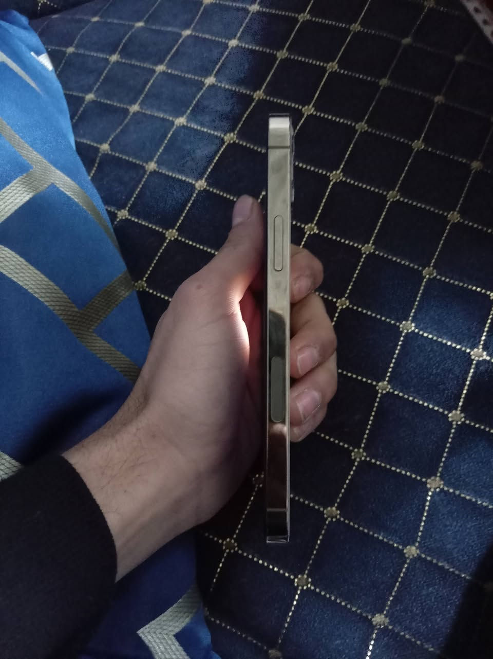 12 برو للبيع الجهاز نضيف ومابي شي بس يرست
***********
