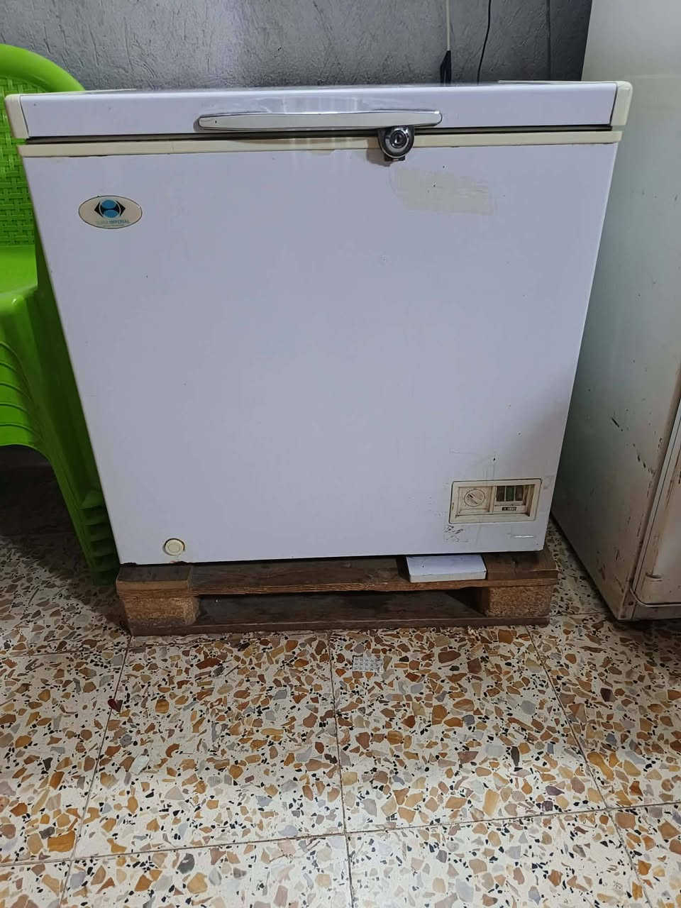 مجمدة للبيع 9قدم نظيفه اتصال على رقم ***********

