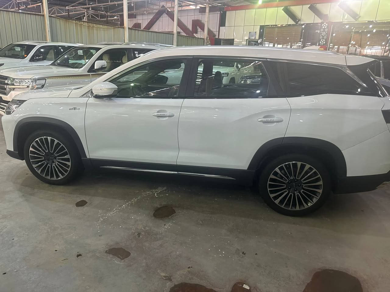 السلام. عليكم جيتور X90 Plus 2.0L Luxury
الموديل: 2024

المحرك: 4 أسطوانات 2.0L تيربو 254 حصان

ناقل الحركة: اوتوماتيكي من 7 سرعات

استهلاك الوقود: 8.1 لتر لكل 100 كم

سياره كتاب شهداء. 

المواصفات

*7 راكب

* إطارات قياس 20 إنچ

* فتحة سقف بانوراما

* 6 وسائد هوائية

* كاميرات محيطية 540 درجة

* شاشة التحكم بقياس 12.35إنچ

* شاشة القيادة بقياس 10.1 إنچ

* شاشة بقياس 9.7 إنچ للتحكم بالمكيف

* نظام كار بيت لعرض شاشة الهاتف المحمول

* بلوتوث / هاتف السيارة

* نظام صوتي متطور 8 سماعات من Sony

* شاحن هاتف لاسلكي سريع

* رادار تفاعلي

* تحذير مغادرة المسار

* نظام القيادة شبه الذاتية

* نقطة عمياء

* حساسات أمامية

* حساسات خلفية

* نظام تحذير الاصطدام الامامي والخلفي

* نظام الفرامل اليدوية الاوتوماتيكي Autohold

* وضعيات قيادة متعددة

* دخول ذكي (بصمة)

* صندوق كهربائي بخاصية الفتح باستشعار القدم

* مقصورة الركاب من الجلد الفاخر

* مقاعد السائق والراكب كهربائية

* مقاعد السائق والراكب مدفئة

* مقعد السائق مبرد

* مسند الذراع الوسطي مع ثلاجة

* إنارة محيطية

* إنارة ترحيبية

* عتبات الأبواب مضيئة

* مصابيح أمامية أوتوماتيكية زينون مع مصابيح نهارية LED

* نظام التحكم الذكي بالإنارة العالية

* المرايا الجانبية قابلة للطي كهربائياً

* مرايا بخاصية التعتيم الذاتي

* نظام مراقبة ضغط الاطارات

* فتحات مكيف هواء مستقل للصف الثاني والثالث

* وظيفة تنقية الهواء (فلتر N95)

* حساس للمطر

* زجاج أمامي عازل للصوت

* خاصية إغلاق الشبابيك وفتحة السقف عن بعد

ملاحظه السياره كتاب شهداء دخول جديد 

السياره كفاله عامه ما عده بارد فقط ب صندوق 

مكاني الناصريه حي المعلمين 

*********** لاستفسار خاص 

السعر اتصل وبيك خير وتدلل
