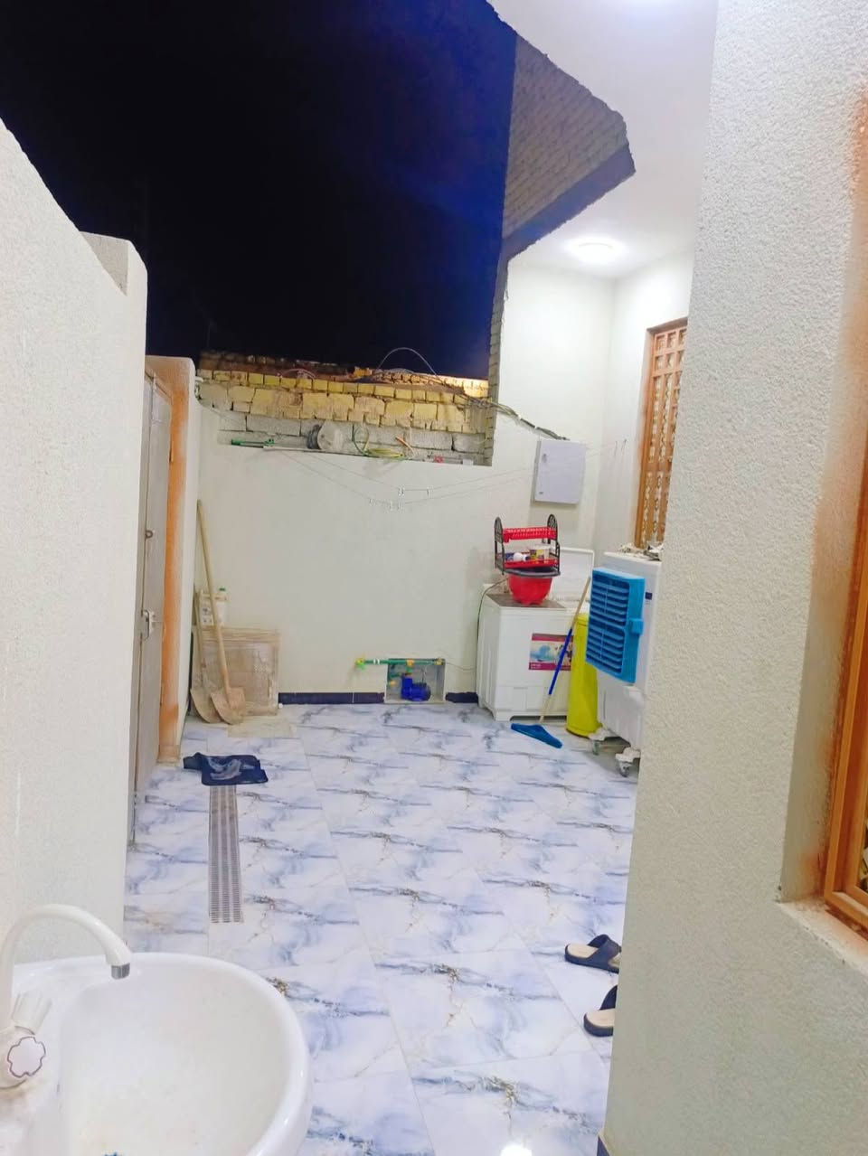 اللهم صل على محمد وآل محمد.. السلام عليكم..
من رخصة مسؤول 
بيت للبيع قرب الدله جهت مدرسة صفي الدين ويكون اقرب للشارع من المدرسه مال صفي الدين والشارع النازل عليه مباشرتا وجه على الدله شارع الشهيد ابو مهدي المهندس علما ان الشارع عرضه ١٤متر مو اول فرع ثاني فرع على اليسره البيت.. البيت مساحه ١٤٠يتكون من غرفتين ٦×٣ونص..وصاله٧×٤..وديوانيه ٦×٣ونص..ومطبخ وطارمه وحمام داخلي ومنور . وتواليت خارجي.. علما ان البناء طابوك كله حتى السياج وسقف كونكريت.. ومبني ستارة مترتين الاربع.. بناء جديد صار خمس اشهر من كمل... خدمات مجاري كهرباء انتر نت ضوئي مدرسة صفي الدين تبعد امتار عنه.. 
السعر ٧٧بيه مجال قليل كلش.. للتواصل والاستفسار هذا الرقم.. ***********..ملاحضه الناشر ابو البيت .. وارجو منكم االمو شراي لا يتصل ويراسل.. حفضكم الله
