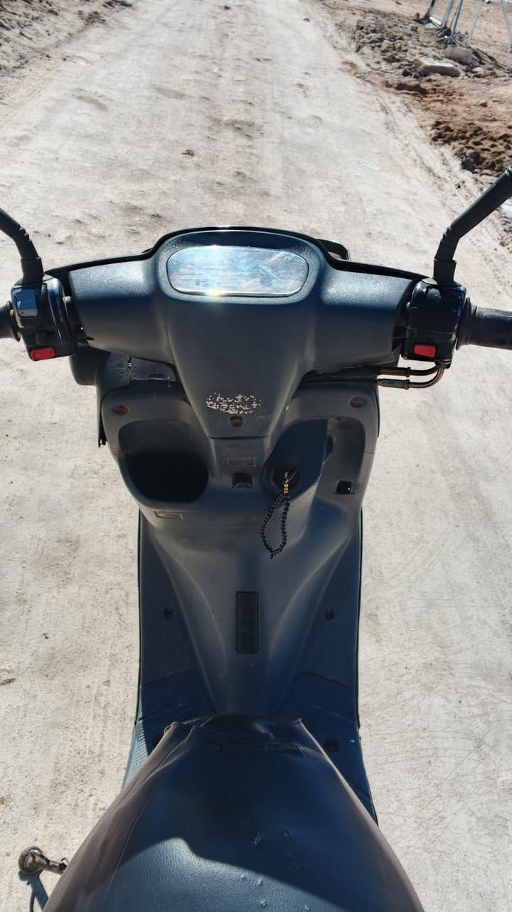 السلام عليكم دراجة بطة منغولي شاصي مكفول الكهربائيات كلهة شغالة دراجة كاملة مكينتهة ناعمة وبيهة شلعة من اول هندر تشتغل نقصهة بس باتري مكاني كربلاء قرب الإمام عون السعر ٣٠٠ للأستفسار ***********
