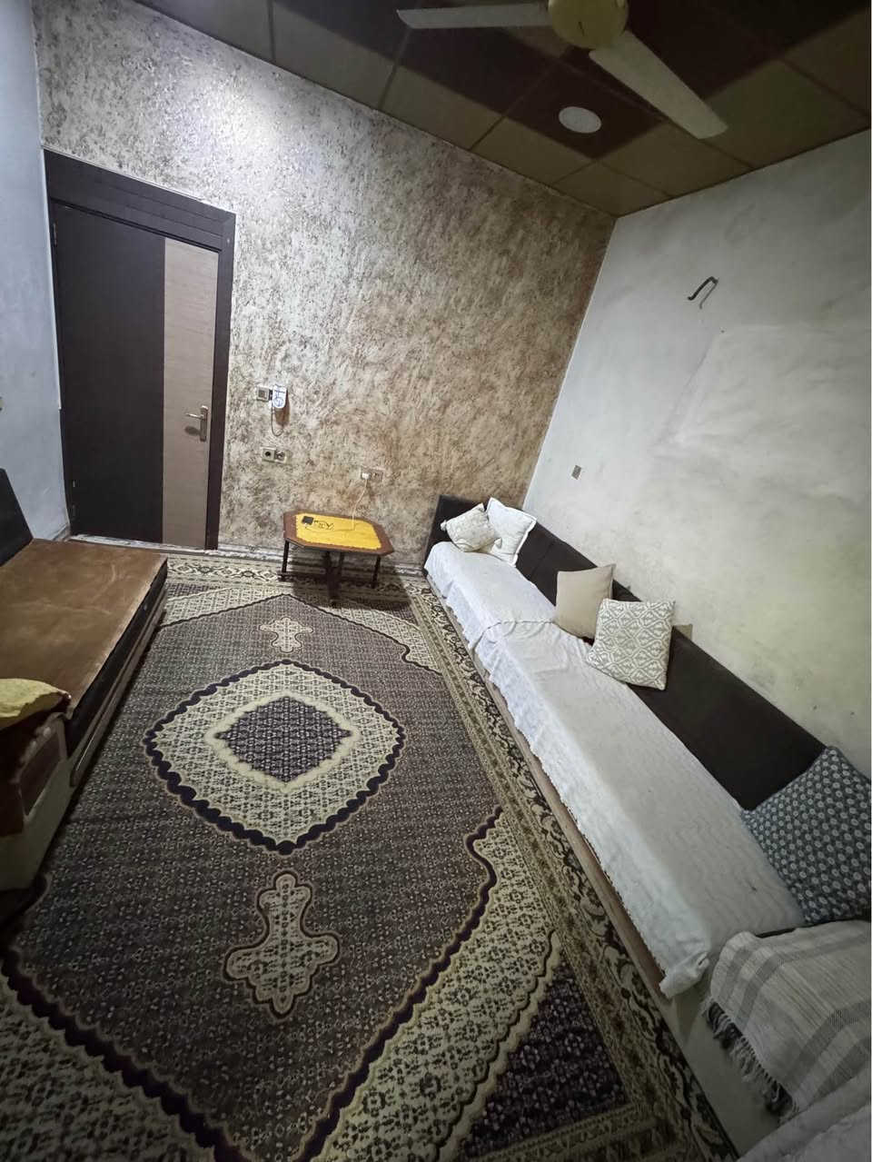 سلام عليكم بيت للبيع زراعي 

بيه غرفتين نوم و استقبال و مطبخ و حوش بيتونه 

سعر بيت 95 مليون وبي مجال 

عنوان حي واسطي قرب دائراء المعوقين 

ال شراي  يتصل *********** كركوك, العراق
