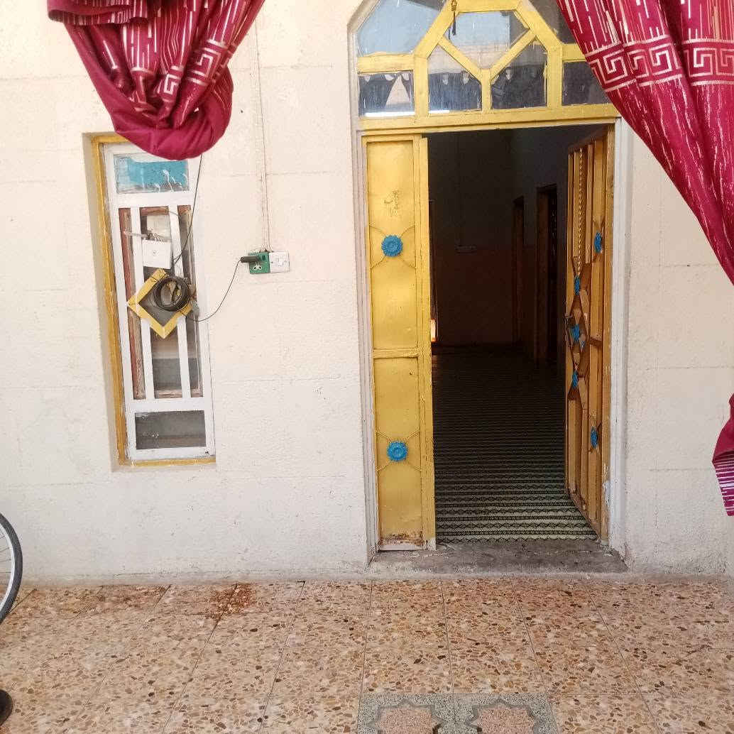 بيت طابو صرف مساحه ١٥٠ بيه ثلاث غرف مع ديوانيه ومطبخ وغرفه فوق عالي عن شارع بناء جديد الحيانيه شارع التاميم شارع العام مقابيل محطه مجاري التاميم هاتف *********** البصرة, العراق

