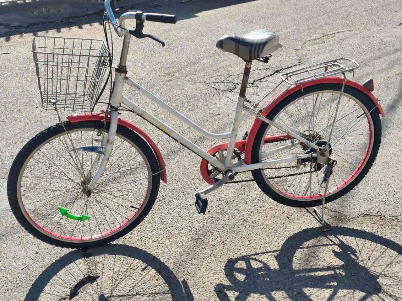 السلام عليكم
بايسكل للبيع في منطقة الدورة 
حي الصحة قرب جامع أبي الحسنين
بايسكل بناتي حجم 26 
تاير عريض بريكات شغاله
باسكل نضيف متوسط
السعر 85 و بي مجال 
للتواصل***********
