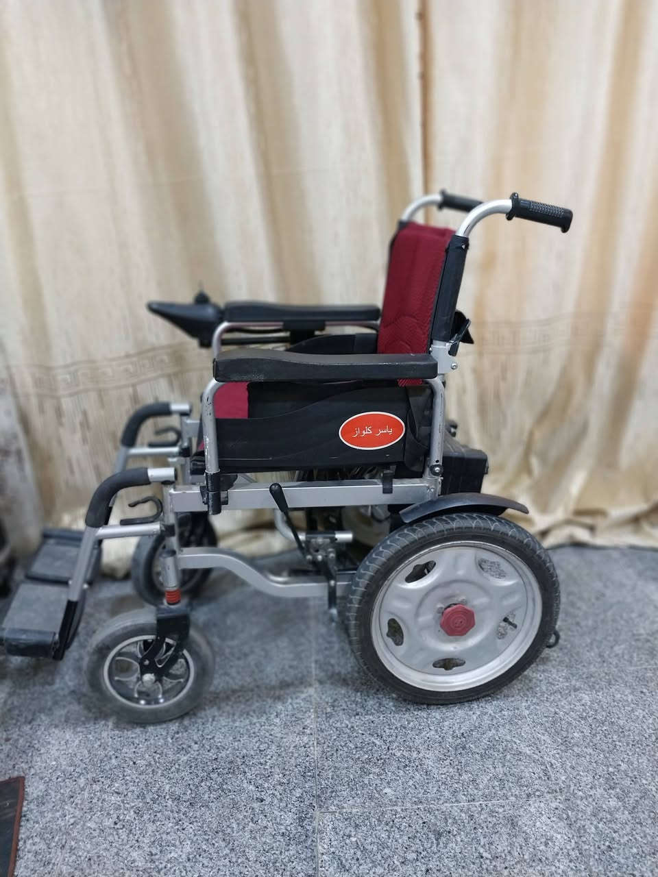 كرسي كهربائي نظيف كلش مابي اي عطل شغال عالفحص مستعمل قليل يطبك يصير بالسيارة السعر 450الف العنوان بغداد البياع حي الرسالة قرب شارع الرافدين ***********واتساب موجود
